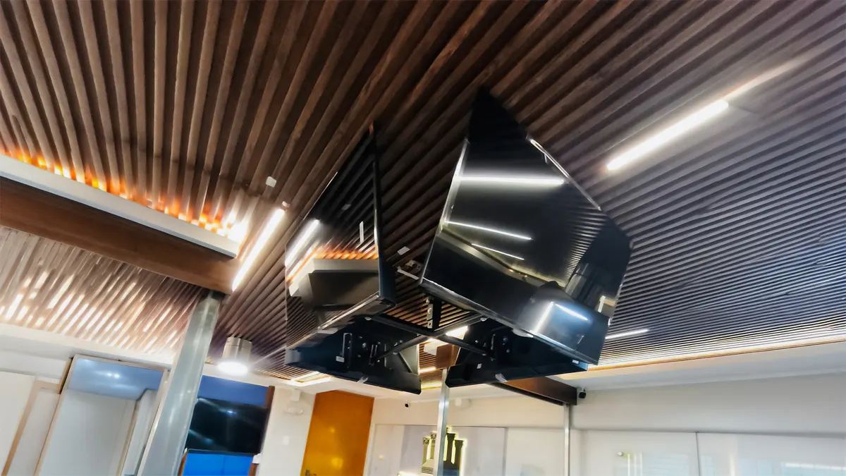 Rack a medida para dos TV colgados del techo, fabricado por Rack Forte