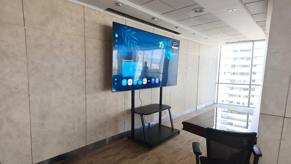 Pedestal con ruedas para TV de 120 pulgadas en sala de reuniones