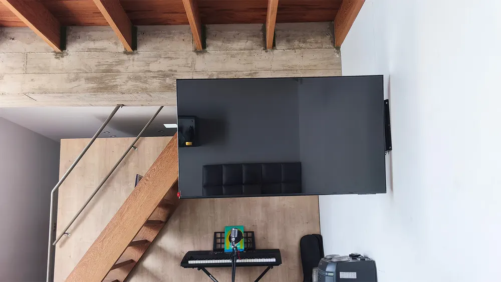 Rack articulado para TV de 55 pulgadas en sala