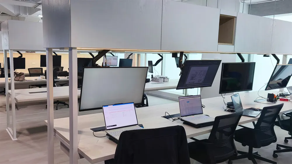 Racks para monitores de 32 pulgadas en estaciones de trabajo