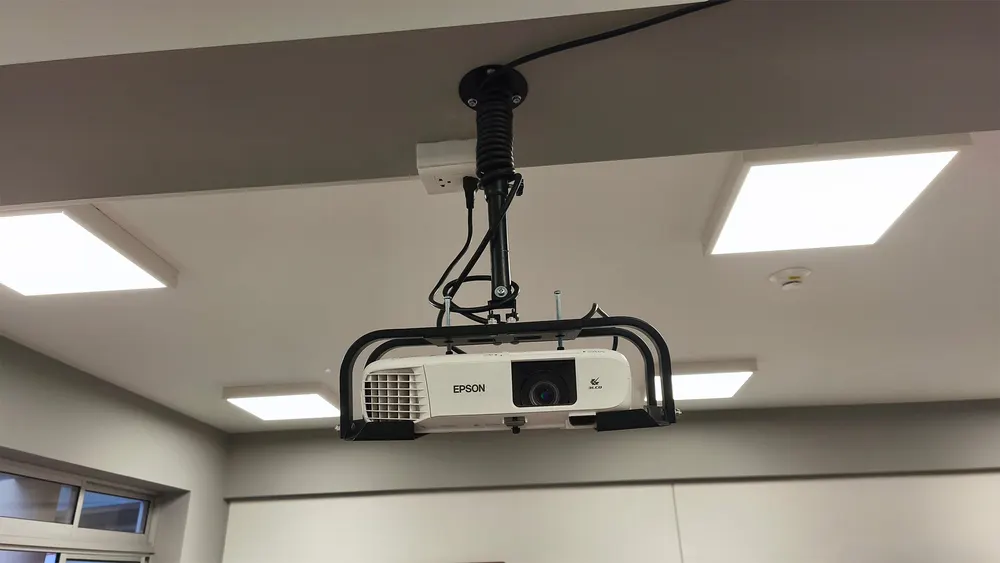 Rack para proyector instalado en el techo