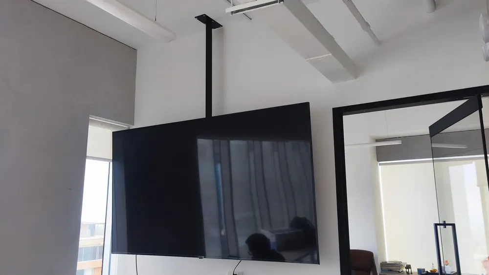 Rack de techo para TV de 75 pulgadas en oficina